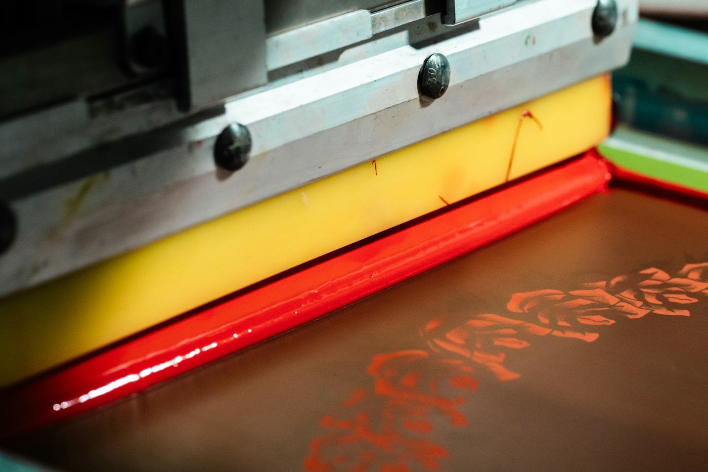 Foto referensi industri screen printing dengan tinta merah, karya Anthony Roberts